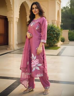 Floral Embroidered Thread Work Straight Kurta With Trousers & Dupatta 3