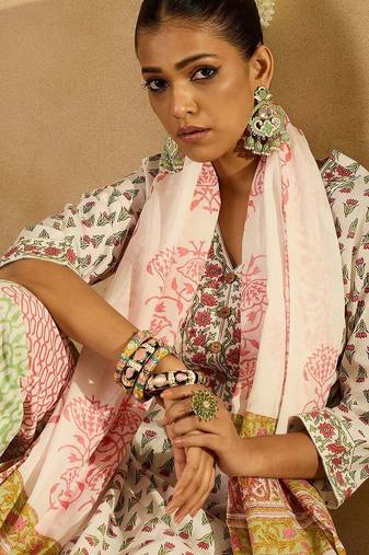 Women Floral Printed Regular  Cotton Kurta with Trousers & With Dupatta