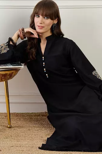 Paisley Embroidered Thread Work Mandarin Collar Straight Kurta With Trouser