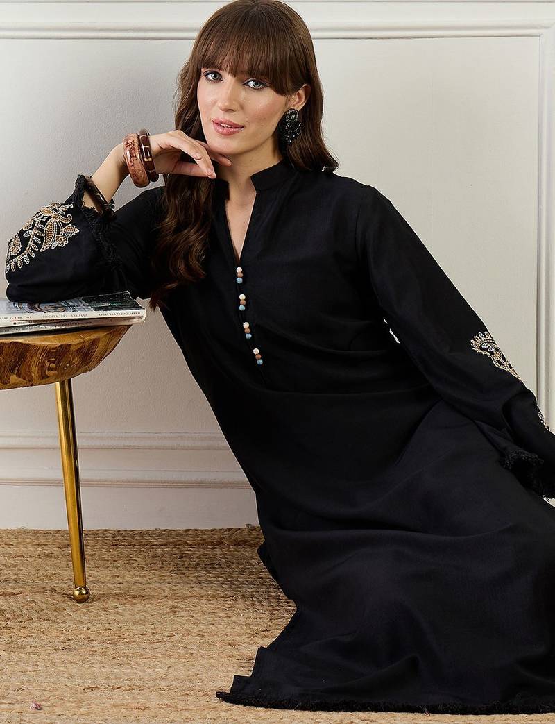 Paisley Embroidered Thread Work Mandarin Collar Straight Kurta With Trouser