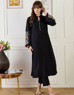 Paisley Embroidered Thread Work Mandarin Collar Straight Kurta With Trouser 2