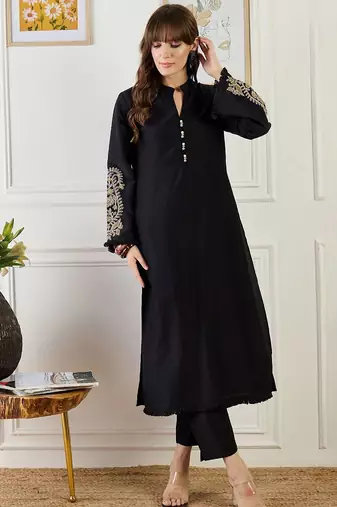 Paisley Embroidered Thread Work Mandarin Collar Straight Kurta With Trouser