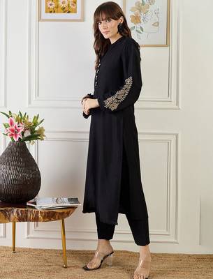 Paisley Embroidered Thread Work Mandarin Collar Straight Kurta With Trouser 4