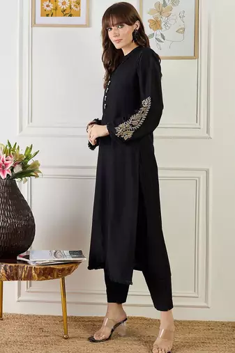 Paisley Embroidered Thread Work Mandarin Collar Straight Kurta With Trouser