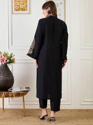Paisley Embroidered Thread Work Mandarin Collar Straight Kurta With Trouser 5