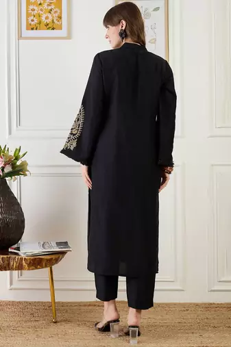 Paisley Embroidered Thread Work Mandarin Collar Straight Kurta With Trouser