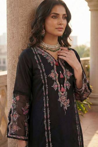 Women Floral Embroidered Regular Thread Work Kurta with Trousers & With Dupatta
