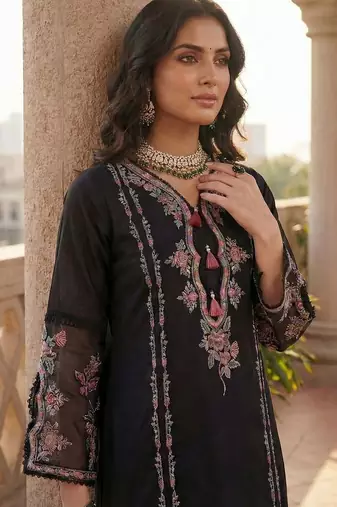 Women Floral Embroidered Regular Thread Work Kurta with Trousers & With Dupatta