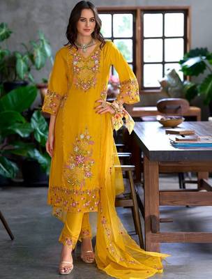Women Floral Embroidered Regular Thread Work Kurta with Trousers & With Dupatta 1