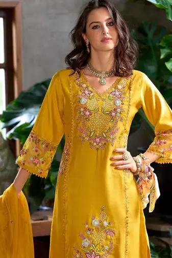 Women Floral Embroidered Regular Thread Work Kurta with Trousers & With Dupatta