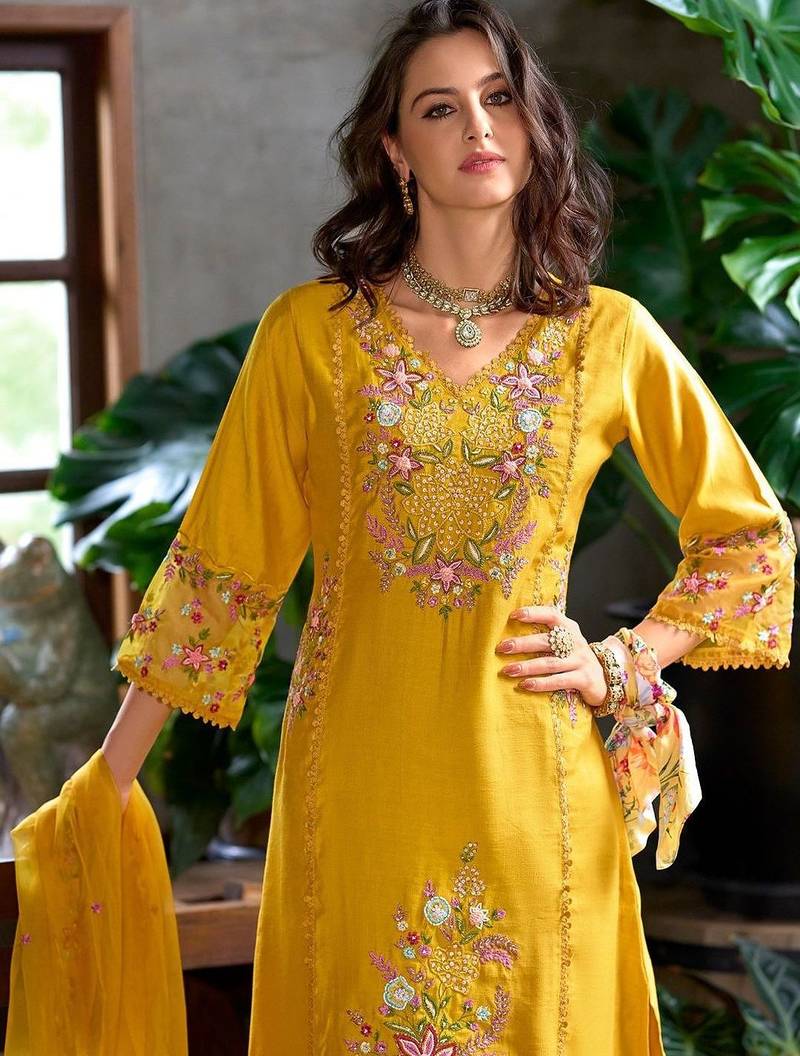 Women Floral Embroidered Regular Thread Work Kurta with Trousers & With Dupatta