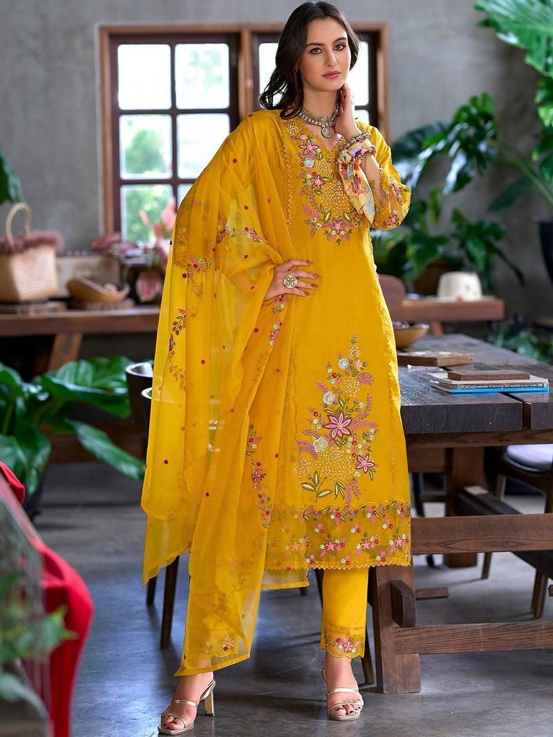 Women Floral Embroidered Regular Thread Work Kurta with Trousers & With Dupatta