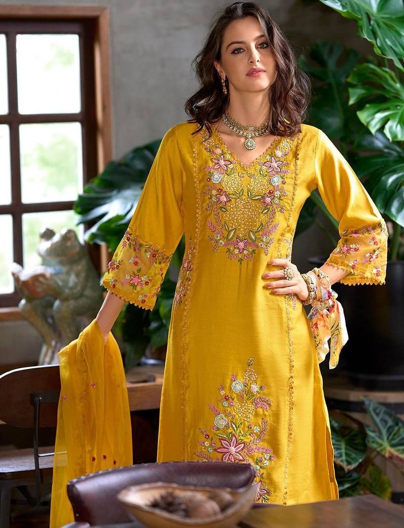 Women Floral Embroidered Regular Thread Work Kurta with Trousers & With Dupatta