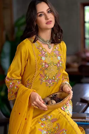 Women Floral Embroidered Regular Thread Work Kurta with Trousers & With Dupatta