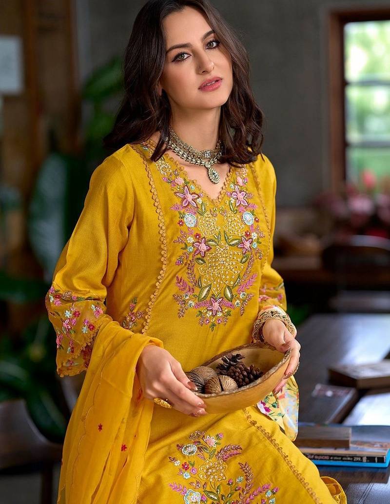 Women Floral Embroidered Regular Thread Work Kurta with Trousers & With Dupatta