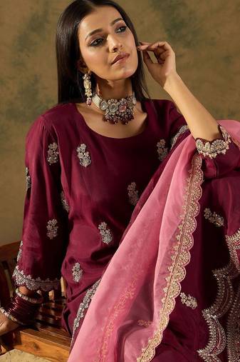 Women Floral Embroidered Regular Sequinned Kurta with Trousers & With Dupatta