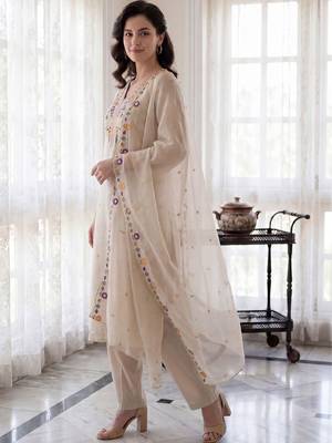 Women Floral Embroidered Regular Thread Work Kurta with Trousers & With Dupatta 1