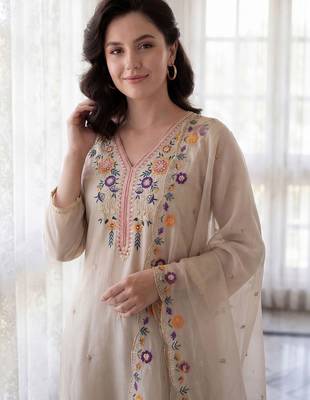 Women Floral Embroidered Regular Thread Work Kurta with Trousers & With Dupatta 2