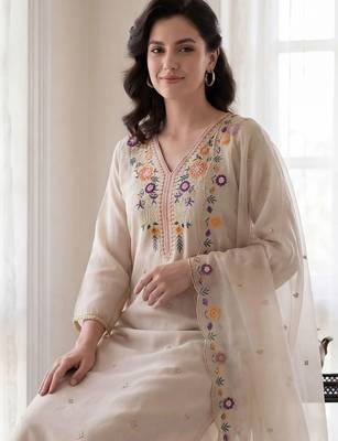 Women Floral Embroidered Regular Thread Work Kurta with Trousers & With Dupatta 5