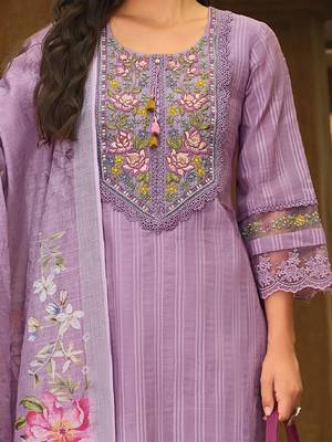 Women Floral Yoke Design Thread Work Linen Kurta with Trousers & With Dupatta 3