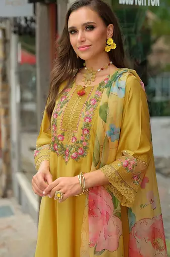 Floral Embroidered Round Neck Thread Work Kurta With Trousers & Dupatta