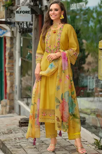 Floral Embroidered Round Neck Thread Work Kurta With Trousers & Dupatta