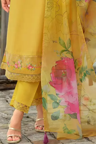 Floral Embroidered Round Neck Thread Work Kurta With Trousers & Dupatta