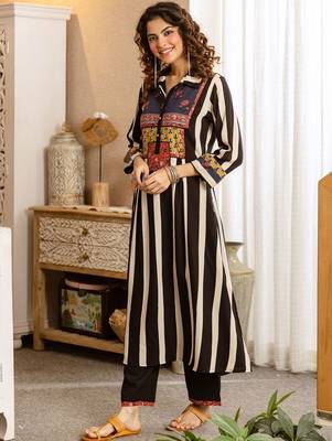 Women Striped Panelled Kurta with Trousers 3