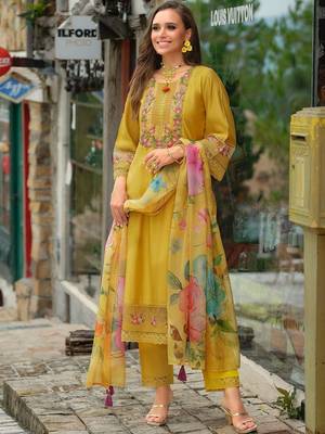 Women Floral Embroidered Regular Thread Work Kurta with Trousers & With Dupatta 1