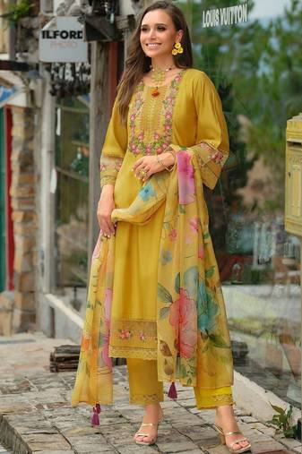 Women Floral Embroidered Regular Thread Work Kurta with Trousers & With Dupatta