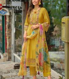 Women Floral Embroidered Regular Thread Work Kurta with Trousers & With Dupatta