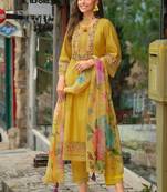 Women Floral Embroidered Regular Thread Work Kurta with Trousers & With Dupatta