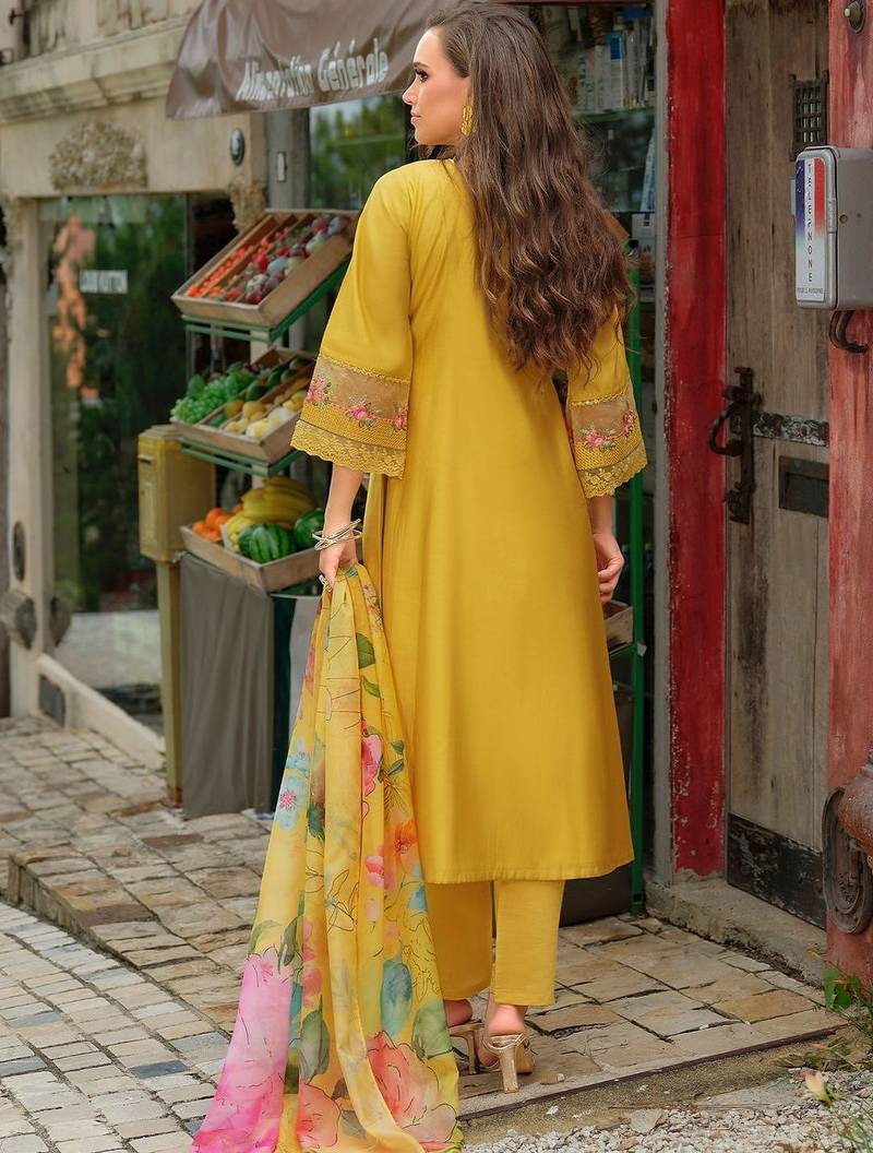 Women Floral Embroidered Regular Thread Work Kurta with Trousers & With Dupatta