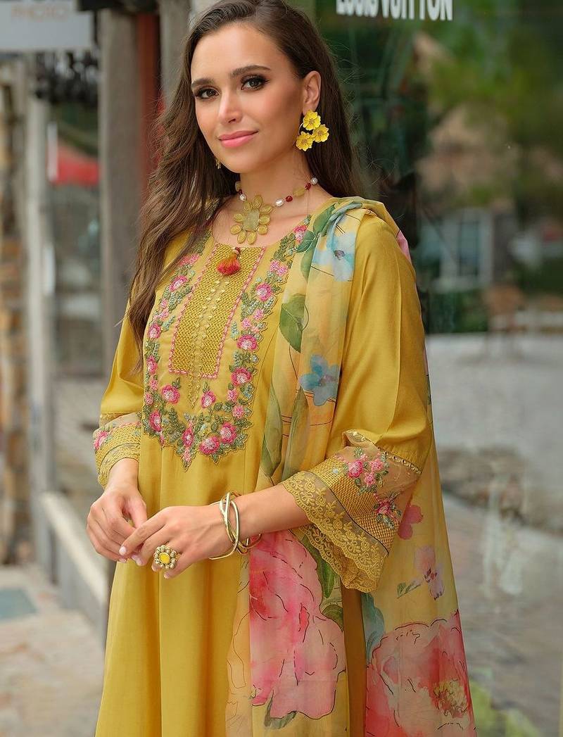 Women Floral Embroidered Regular Thread Work Kurta with Trousers & With Dupatta