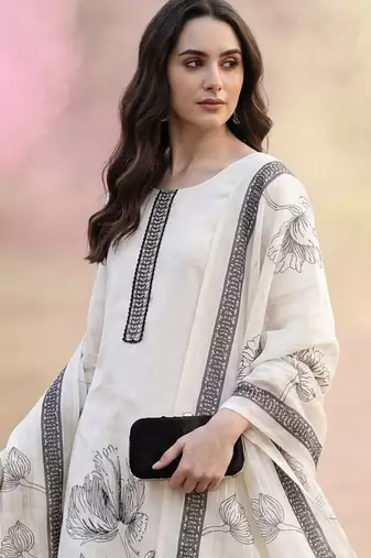 Women Floral Printed Regular Kurta with Trousers & With Dupatta