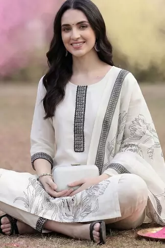 Women Floral Printed Regular Kurta with Trousers & With Dupatta