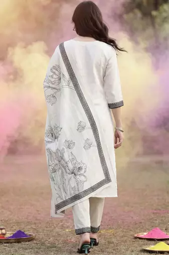 Women Floral Printed Regular Kurta with Trousers & With Dupatta