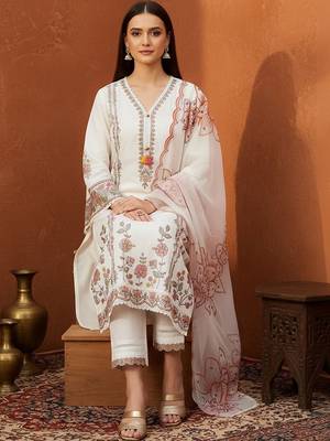 Women Floral Embroidered Regular Thread Work Kurta with Trousers & With Dupatta 1