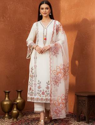 Women Floral Embroidered Regular Thread Work Kurta with Trousers & With Dupatta 3