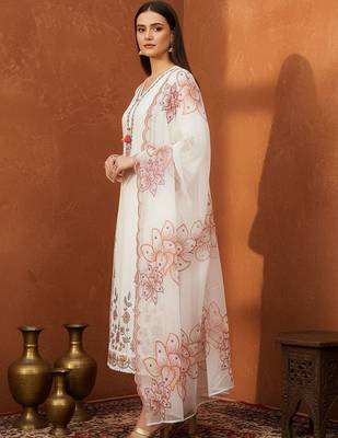 Women Floral Embroidered Regular Thread Work Kurta with Trousers & With Dupatta 5