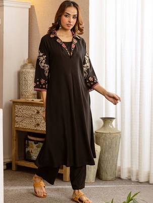 Women Floral Embroidered Regular Thread Work Kurta with Trousers 1