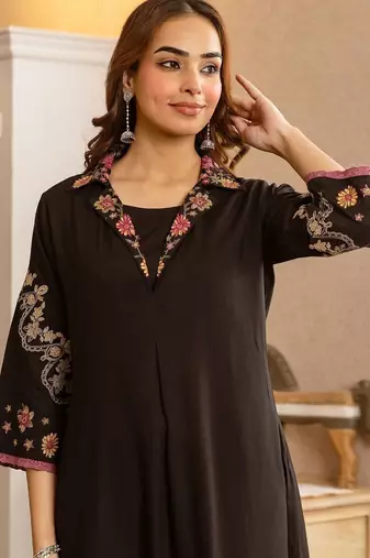 Women Floral Embroidered Regular Thread Work Kurta with Trousers