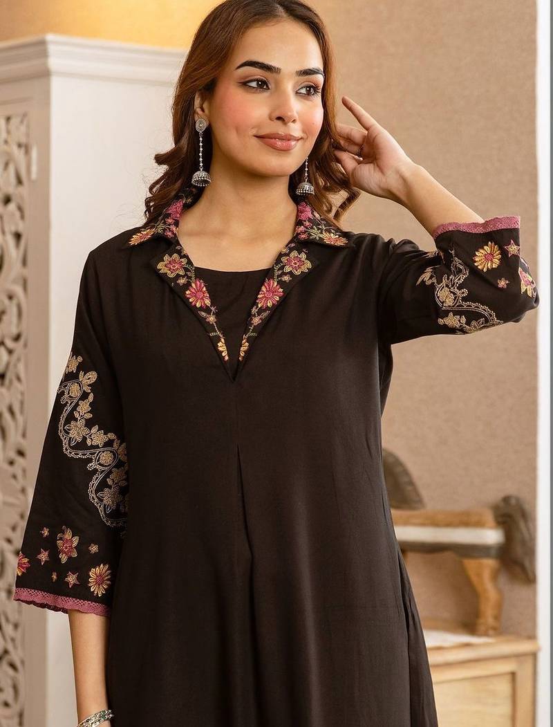 Women Floral Embroidered Regular Thread Work Kurta with Trousers