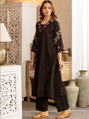 Women Floral Embroidered Regular Thread Work Kurta with Trousers 4