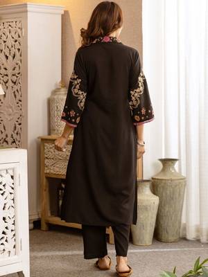 Women Floral Embroidered Regular Thread Work Kurta with Trousers 5