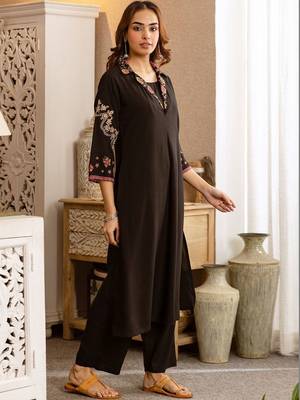 Women Floral Embroidered Regular Thread Work Kurta with Trousers 6
