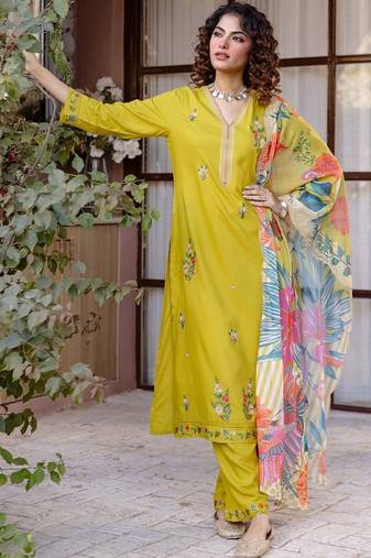 Women Floral Embroidered Regular Thread Work Kurta with Trousers & With Dupatta