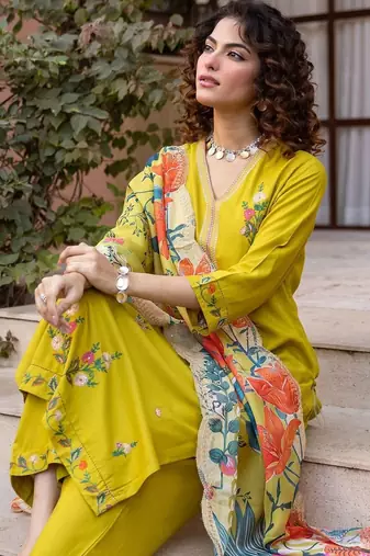 Women Floral Embroidered Regular Thread Work Kurta with Trousers & With Dupatta