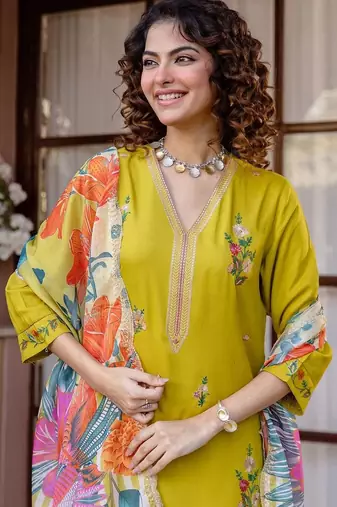 Women Floral Embroidered Regular Thread Work Kurta with Trousers & With Dupatta