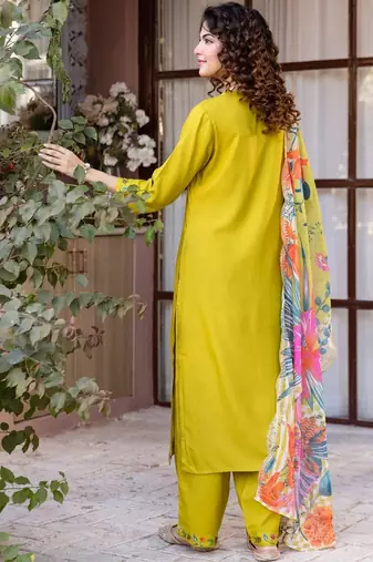 Women Floral Embroidered Regular Thread Work Kurta with Trousers & With Dupatta